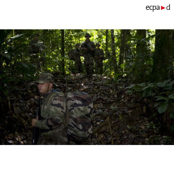 Des marsouins du 9e régiment d'infanterie de marine (9e RIMa) patrouillent dans la crique de Sparouine, en Guyane française.