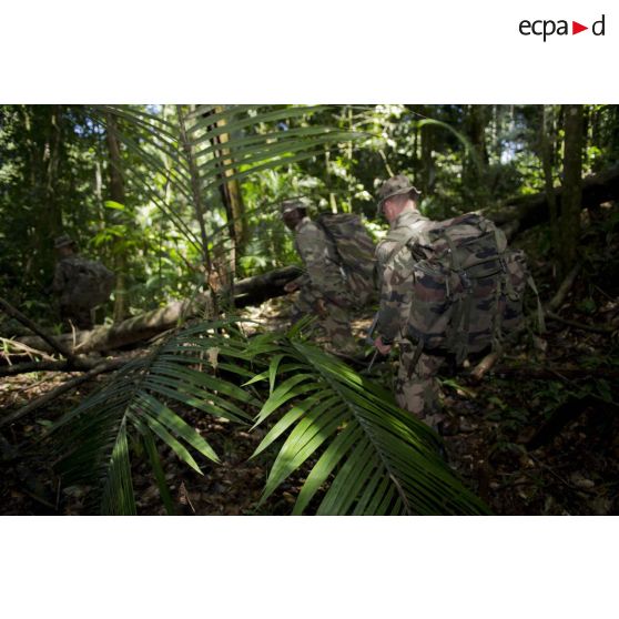 Des marsouins du 9e régiment d'infanterie de marine (9e RIMa) patrouillent dans la crique de Sparouine, en Guyane française.