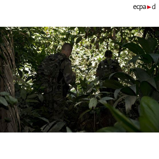 Des gendarmes patrouillent dans la crique de Sparouine, en Guyane française.