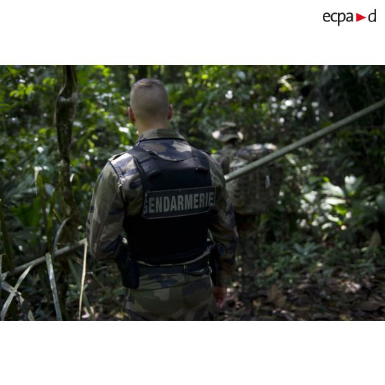 Un gendarme patrouille dans la crique de Sparouine, en Guyane française.