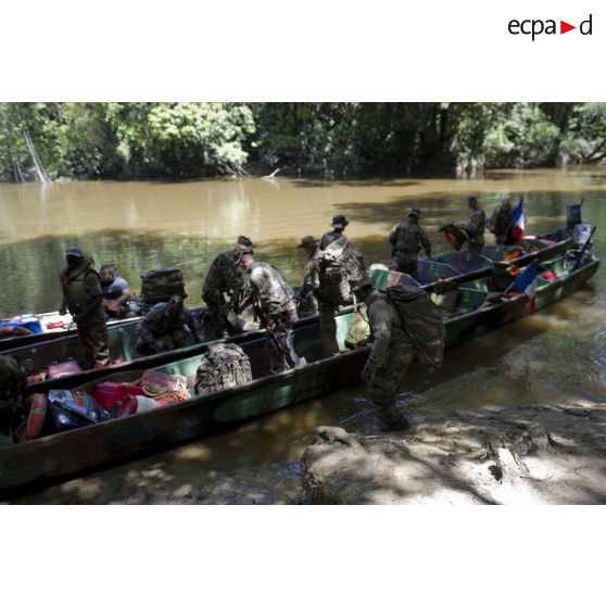 Des marsouins du 9e régiment d'infanterie de marine (9e RIMa) embarquent dans leurs pirogues au terme d'une patrouille dans la crique de Sparouine, en Guyane française.