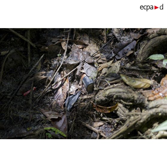 Déchets polluants découverts dans la crique de Sparouine, en Guyane française.