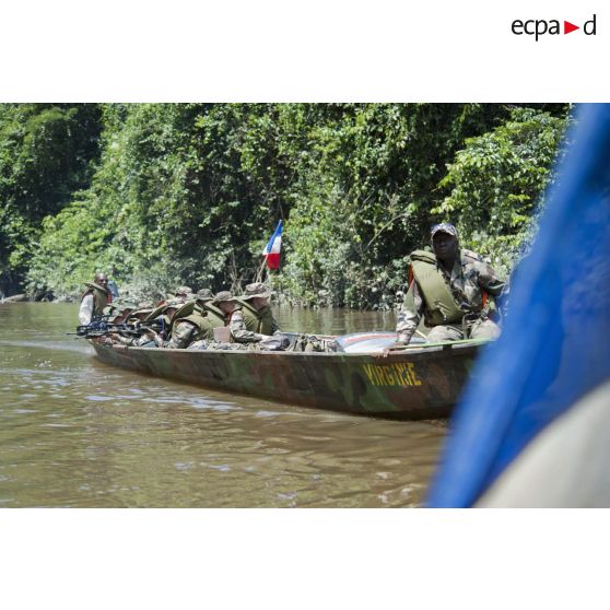 Des marsouins du 9e régiment d'infanterie de marine (9e RIMa) patrouillent à bord de leur pirogue dans la crique de Sparouine, en Guyane française.