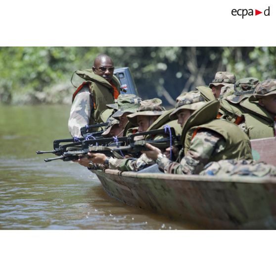 Des marsouins du 9e régiment d'infanterie de marine (9e RIMa) patrouillent à bord de leur pirogue dans la crique de Sparouine, en Guyane française.