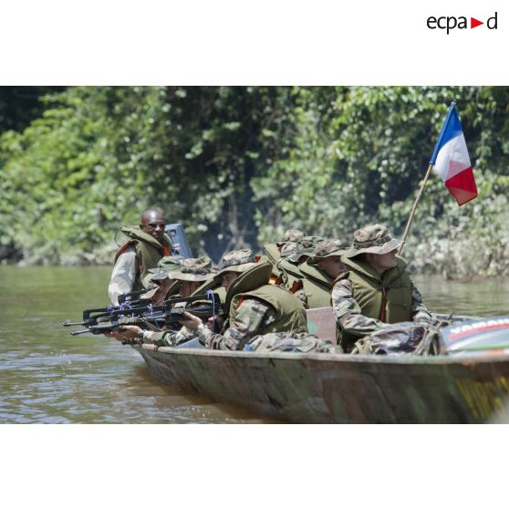 Des marsouins du 9e régiment d'infanterie de marine (9e RIMa) patrouillent à bord de leur pirogue dans la crique de Sparouine, en Guyane française.