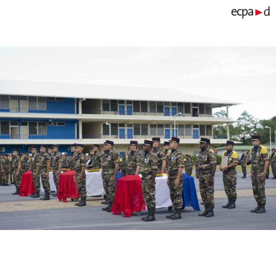 Des marsouins du 9e régiment d'infanterie de marine (9e RIMa) entourent les cercueils de leurs camarades décédés lors d'une cérémonie de levée de corps à Cayenne, en Guyane française.