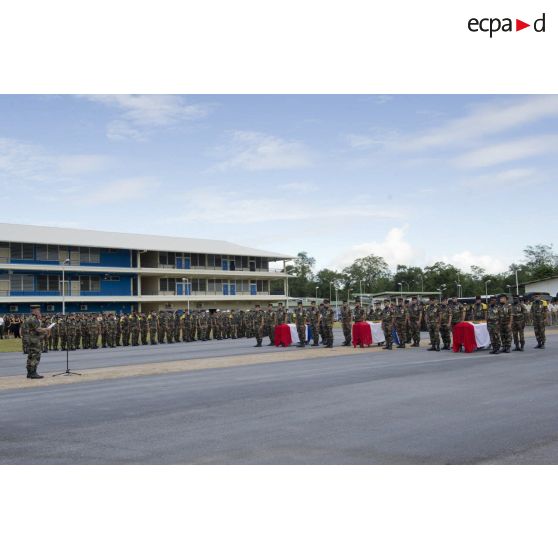 Le colonel Alain Vidal du 9e régiment d'infanterie de marine (9e RIMa) prononce un éloge funèbre lors d'une cérémonie de levée de corps à Cayenne, en Guyane française.