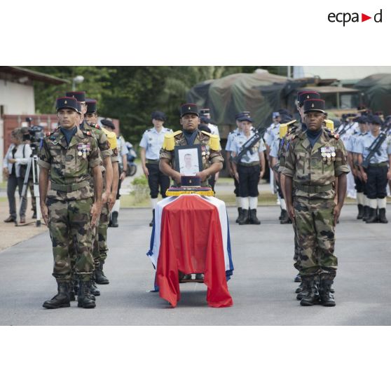 Des marsouins du 9e régiment d'infanterie de marine (9e RIMa) entourent le cercueil du sergent Sébastien Pissot lors d'une cérémonie de levée de corps à Cayenne, en Guyane française.