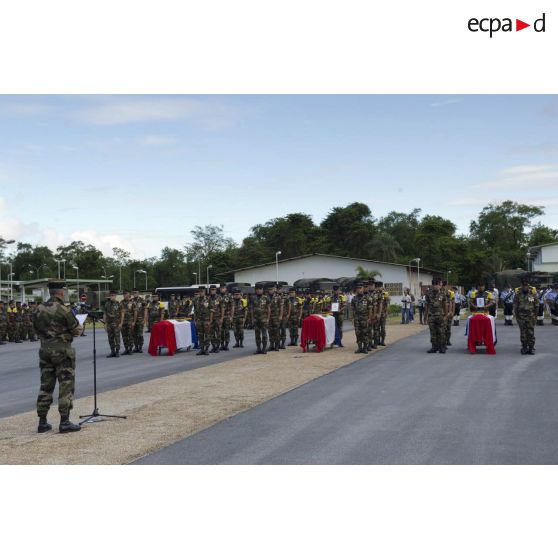 Le colonel Alain Vidal du 9e régiment d'infanterie de marine (9e RIMa) prononce un éloge funèbre lors d'une cérémonie de levée de corps à Cayenne, en Guyane française.