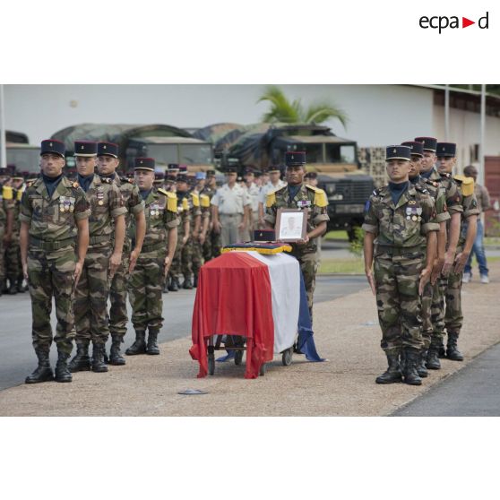 Des marsouins du 9e régiment d'infanterie de marine (9e RIMa) entourent le cercueil du sergent Christophe Legeron lors d'une cérémonie de levée de corps à Cayenne, en Guyane française.