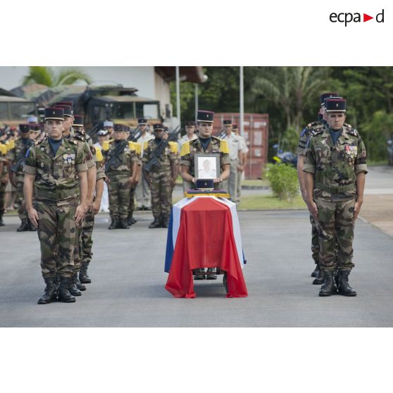 Des marsouins du 9e régiment d'infanterie de marine (9e RIMa) entourent le cercueil de l'adjudant-chef Stéphane Moralia lors d'une cérémonie de levée de corps à Cayenne, en Guyane française.