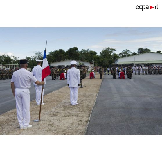 Le général Bernard Metz et le préfet Denis Labbé assistent à un éloge funèbre prononcé par le colonel Alain Vidal du 9e régiment d'infanterie de marine (9e RIMa) à Cayenne, en Guyane française.