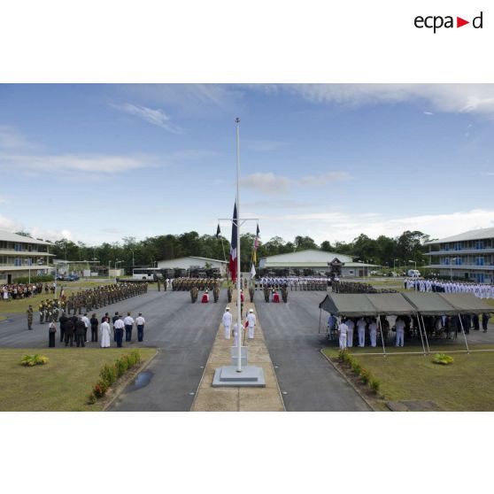 Rassemblement des marsouins du 9e régiment d'infanterie de marine (9e RIMa) et des autorités militaires et civiles pour une cérémonie de levée de corps à Cayenne, en Guyane française.