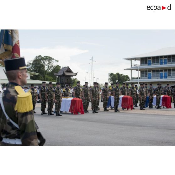 Des marsouins du 9e régiment d'infanterie de marine (9e RIMa) entourent les cercueils de leurs camarades décédés lors d'une cérémonie de levée de corps à Cayenne, en Guyane française.