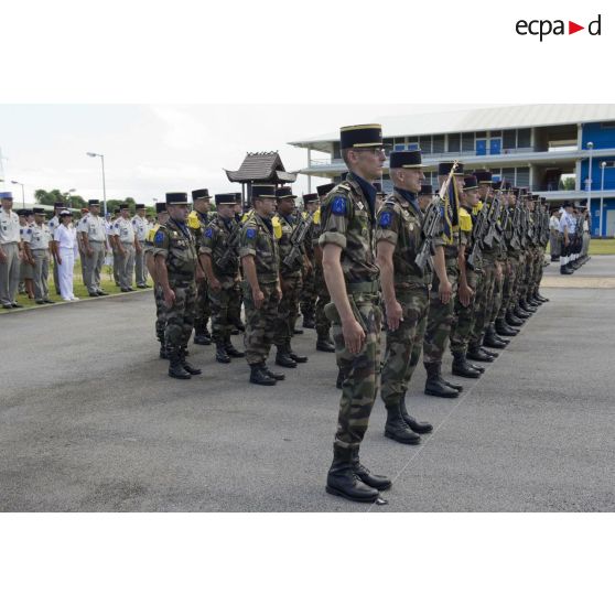 Rassemblement des marsouins de la 1re compagnie du 9e régiment d'infanterie de marine (9e RIMa) pour une cérémonie de levée de corps à Cayenne, en Guyane française.