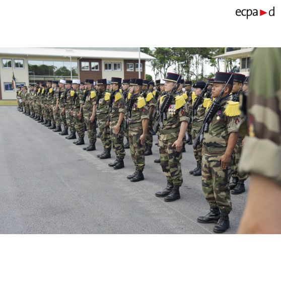 Rassemblement des marsouins de la compagnie de commandement et de logistique (CCL) du 9e régiment d'infanterie de marine (9e RIMa) pour une cérémonie de levée de corps à Cayenne, en Guyane française.