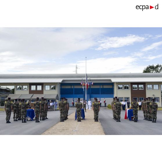 Le colonel Alain Vidal du 9e régiment d'infanterie de marine (9e RIMa) prononce un éloge funèbre lors d'une cérémonie de levée de corps à Cayenne, en Guyane française.