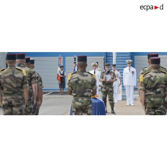 Le colonel Alain Vidal du 9e régiment d'infanterie de marine (9e RIMa) prononce un éloge funèbre lors d'une cérémonie de levée de corps à Cayenne, en Guyane française.