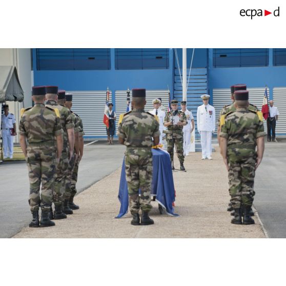 Le colonel Alain Vidal du 9e régiment d'infanterie de marine (9e RIMa) prononce un éloge funèbre lors d'une cérémonie de levée de corps à Cayenne, en Guyane française.