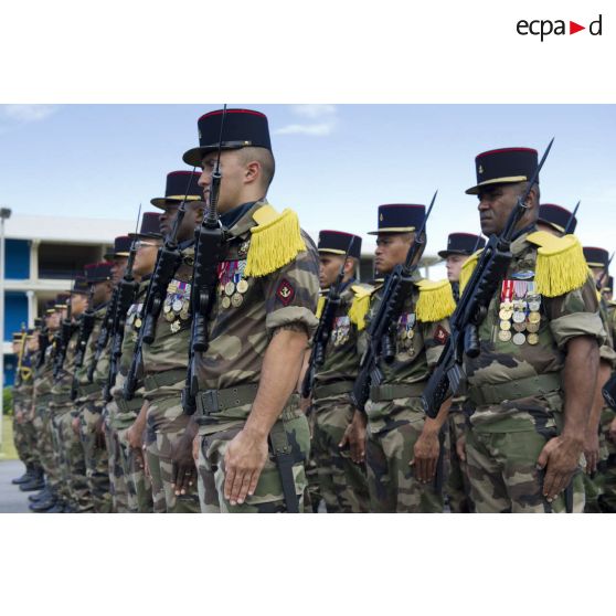 Rassemblement des marsouins de la 1re compagnie du 9e régiment d'infanterie de marine (9e RIMa) pour une cérémonie de levée de corps à Cayenne, en Guyane française.