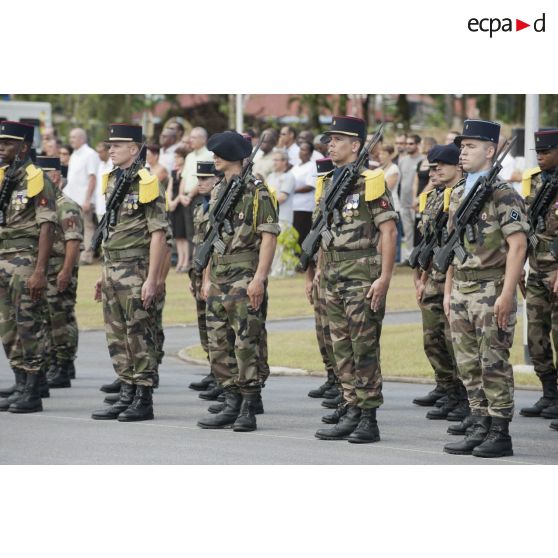 Rassemblement des marsouins de la compagnie de commandement et de logistique (CCL) du 9e régiment d'infanterie de marine (9e RIMa) pour une cérémonie de levée de corps à Cayenne, en Guyane française.