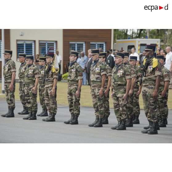 Rassemblement des marsouins de la compagnie de commandement et de logistique (CCL) du 9e régiment d'infanterie de marine (9e RIMa) pour une cérémonie de levée de corps à Cayenne, en Guyane française.