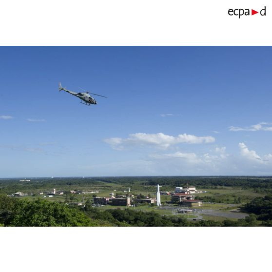 Un hélicoptère Fennec AS-555 de l'escadron d'hélicoptères d'Outre-mer (EHOM) survole le site de lancement du centre spatial à Kourou, en Guyane française.