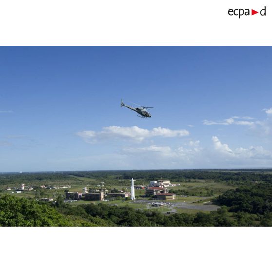 Un hélicoptère Fennec AS-555 de l'escadron d'hélicoptères d'Outre-mer (EHOM) survole le site de lancement du centre spatial à Kourou, en Guyane française.