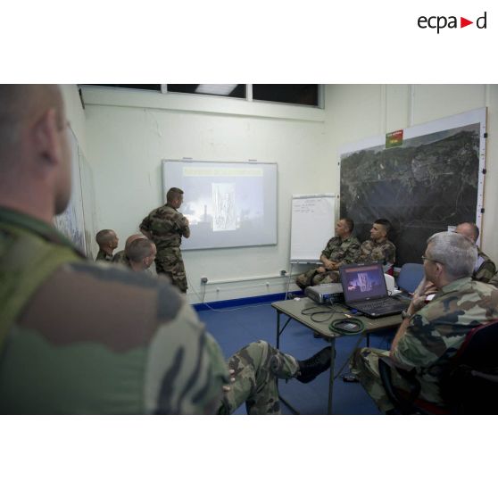 Des officiers du 3e régiment étranger d'infanterie (3e REI) participent à un briefing pour la sécurisation du centre spatial au poste de commandement de Pariacabo, en Guyane française.