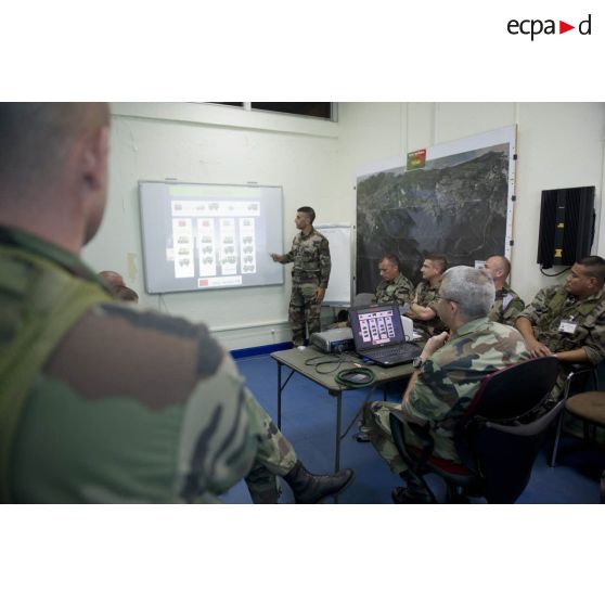 Des officiers du 3e régiment étranger d'infanterie (3e REI) participent à un briefing pour la sécurisation du centre spatial au poste de commandement de Pariacabo, en Guyane française.