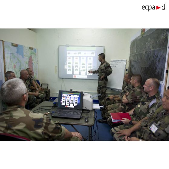 Des officiers du 3e régiment étranger d'infanterie (3e REI) participent à un briefing pour la sécurisation du centre spatial au poste de commandement de Pariacabo, en Guyane française.