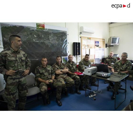 Des officiers du 3e régiment étranger d'infanterie (3e REI) participent à un briefing pour la sécurisation du centre spatial au poste de commandement de Pariacabo, en Guyane française.