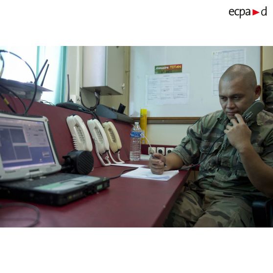 Un opérateur radio du 3e régiment étranger d'infanterie (3e REI) travaille au poste de commandement de Pariacabo, en Guyane française.