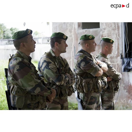 Des chefs de groupe du 3e régiment étranger d'infanterie (3e REI) se réunissent pour un briefing avant un départ en patrouille à Kourou, en Guyane française.