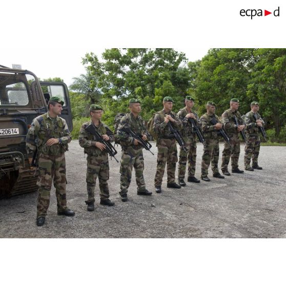 Un groupe de combat du 3e régiment étranger d'infanterie (3e REI) se prépare à partir en patrouille à Kourou, en Guyane française.