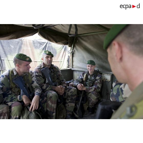 Des légionnaires du 3e régiment étranger d'infanterie (3e REI) partent en patrouille à bord d'un véhicule articulé chenillé (VAC) Bandvagn 206 à Kourou, en Guyane française.