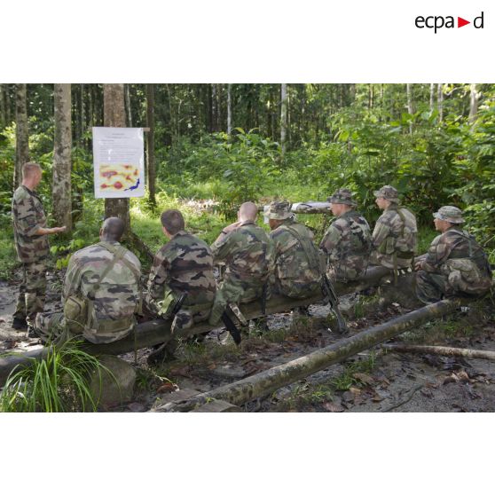 Un instructeur du 9e régiment d'infanterie de marine (9e RIMa) dirige un cours sur la navigation fluviale à des stagiaires sur la zone d'instruction de Tuff, en Guyane française.