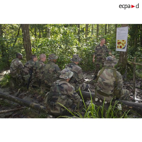 Un instructeur du 9e régiment d'infanterie de marine (9e RIMa) dirige un cours sur la navigation fluviale à des stagiaires sur la zone d'instruction de Tuff, en Guyane française.