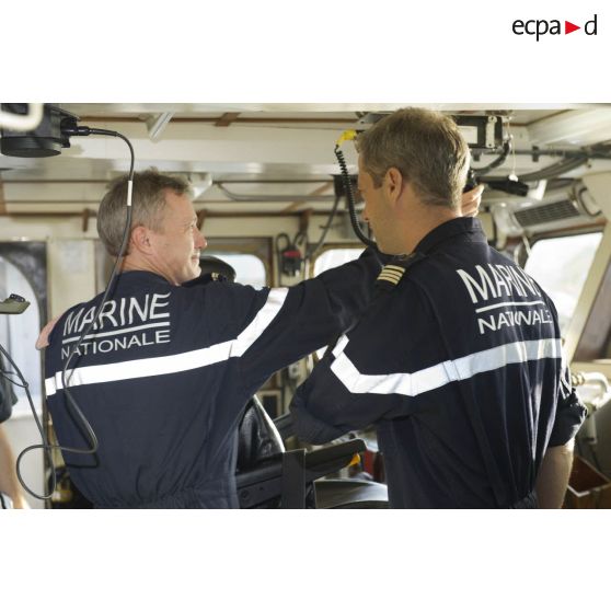 Un maître principal manoeuvre sous le regard du capitaine de corvette Egide Brunet en passerelle de La Gracieuse, en Guyane française.