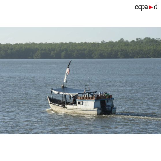 Un bâteau de pêche navigue au large de Dégrad des Cannes, en Guyane française.