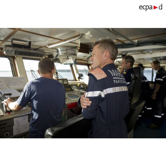 Un maître principal supervise l'appareillage du navire aux côtés du capitaine de corvette Egide Brunet en passerelle de La Gracieuse, en Guyane française.