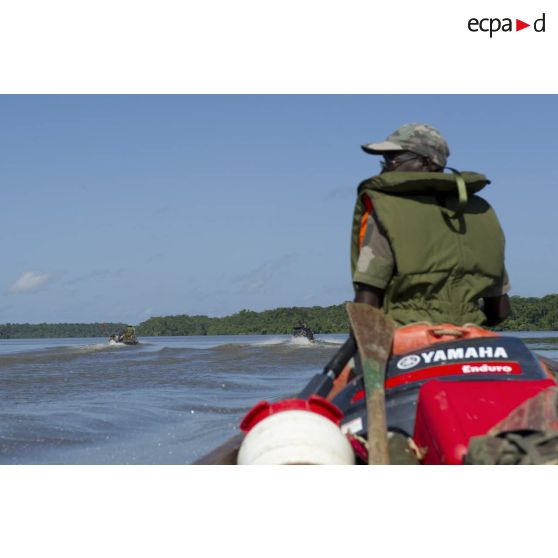 Un piroguier du 9e régiment d'infanterie de marine (9e RIMa) dirige sa pirogue sur le fleuve Maroni, en Guyane française.