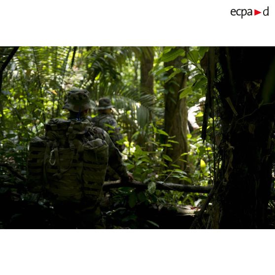 Des marsouins du 9e régiment d'infanterie de marine (9e RIMa) patrouillent dans la crique de Sparouine, en Guyane française.