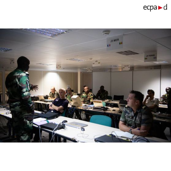 Le chef de Bataillon sénégalais Tafsir Dame Ndiaye participe à un briefing au centre opérationnel du porte-hélicoptères amphibie (PHA) Tonnerre (L9014) à N'Gazobil, au Sénégal.