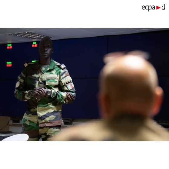 Le chef de Bataillon sénégalais Tafsir Dame Ndiaye participe à un briefing au centre opérationnel du porte-hélicoptères amphibie (PHA) Tonnerre (L9014) à N'Gazobil, au Sénégal.