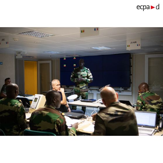 Le chef de Bataillon sénégalais Tafsir Dame Ndiaye participe à un briefing au centre opérationnel du porte-hélicoptères amphibie (PHA) Tonnerre (L9014) à N'Gazobil, au Sénégal.