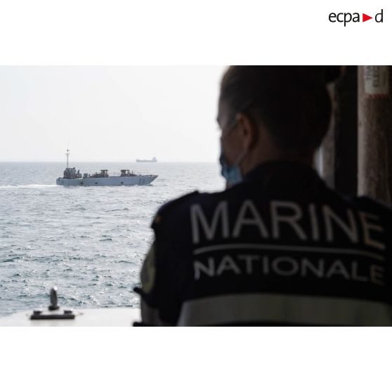 Un marin observe le chaland de transport de matériel (CTM) N) 28 Tonkin naviguer vers le port de Dakar, au Sénégal.