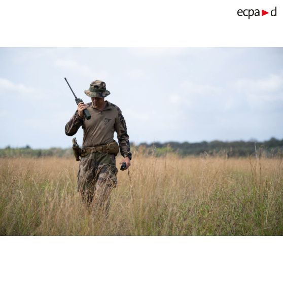 Le chef de l'équipe marquage du 2e régiment étranger de parachutistes (REP) coordonne un parachutage sur la zone de saut d'Assinie, en Côte d'Ivoire.