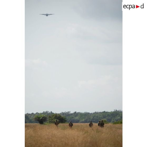 Arrivée d'un avion Hercules C-130J sur la zone de saut d'Assinie, en Côte d'Ivoire.