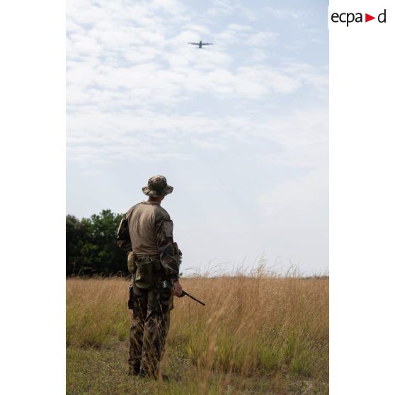 Le chef de l'équipe marquage du 2e régiment étranger de parachutistes (REP) coordonne un parachutage par avion Hercules C-130J sur la zone de saut d'Assinie, en Côte d'Ivoire.